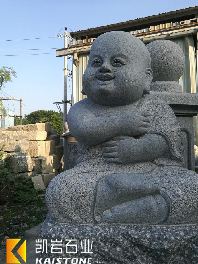 萌态可掬的小沙弥石雕 庭院设计中的禅意点缀